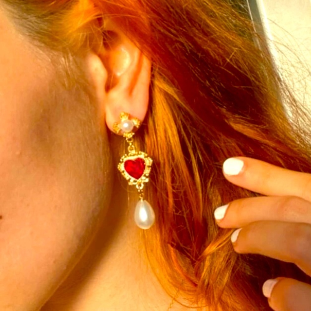 Queen of Hearts👑❤️Ruby Red Rhinestone, Gold & Pearl Drop Statement Earri… - Picture 9 of 15